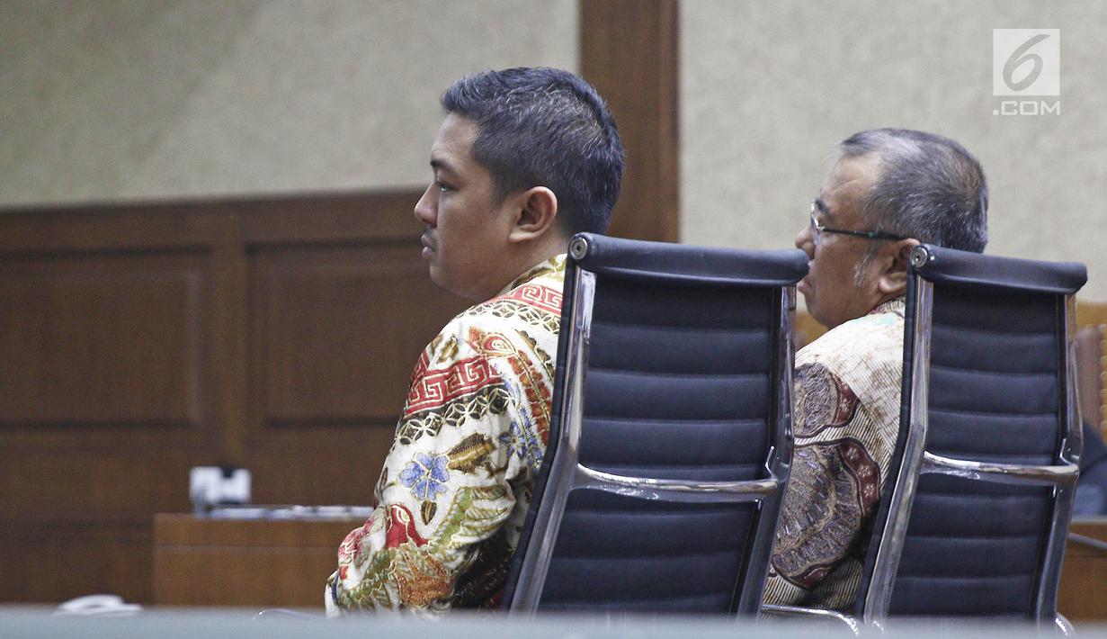 Terdakwa kasus suap pengadaan barang dan jasa di Pemkot Kendari, Asrun bersama anaknya yang juga Wali Kota Kendari nonaktif, Adriatma Dwi Putra saat menjalani sidang vonis di Pengadilan Tipikor, Jakarta, Rabu (31/10). (Liputan6.com/Herman Zakharia)