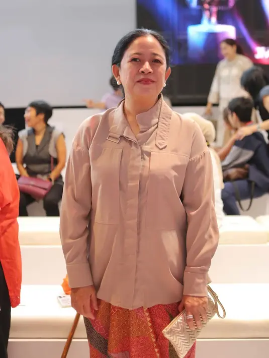 Puan Mahari hadir untuk menyaksikan koleksi Bin House di Jakarta Fashion Week hari-2. Ia pun tampil semi formal pada kesempatan tersebut. [Daniel Kampua]
