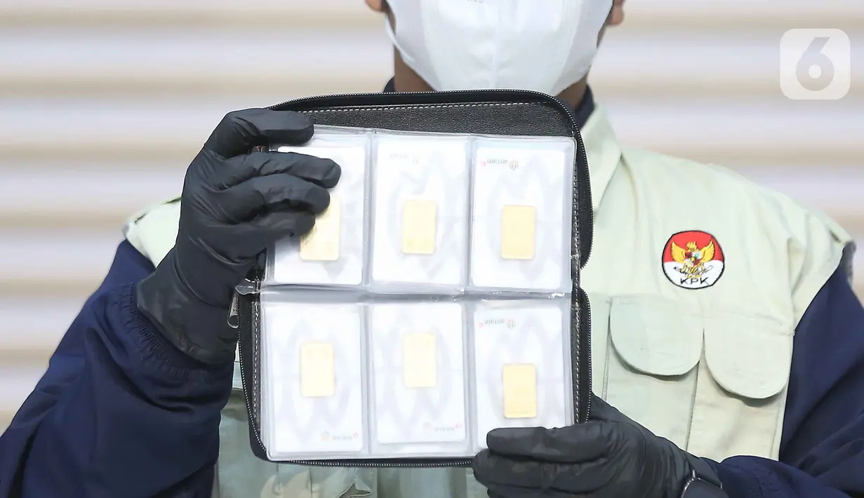 Petugas memperlihatkan barang bukti Operasi Tangkap Tangan (OTT) di Kantor Imigrasi Jakarta Barat, Gedung Merah Putih KPK, Jakarta, Kamis (4/6/2026). (Liputan6.com/Helmi Fithriansyah)