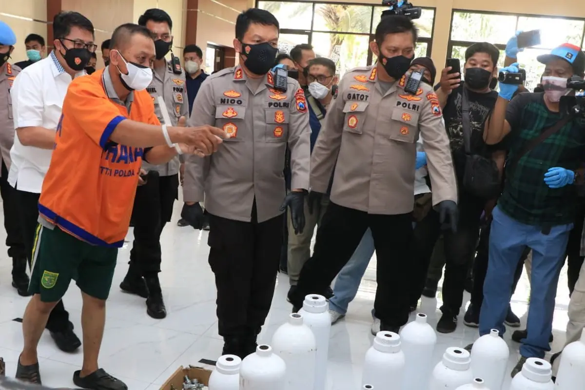 Polisi meringkus penjual tabung oksigen palsu dari alat pemadam di Surabaya. (Dian Kurniawan/Liputan6.com)