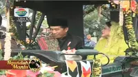 Di kirab Kahiyang Ayu-Bobby Nasution, Presiden Jokowi membagi-bagikan kaus saat berada di kereta pada Minggu (26/11/2017) di Medan. (Dokumen Istimewa/Indosiar)