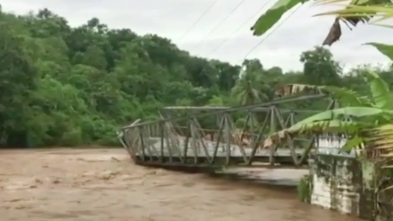 Arus Sungai Musi Hanyutkan Jembatan Penghubung Sumsel dan Bengkulu