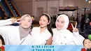 Arafah tampil mengenakan kemeja panjang putih dipadukan kerudung coklat. Amel Carla dengan kemeja sleeveless puth, serta Fatin mengenakan kerudung putih dipadukan kemeja dengan aksen beads. [@amelcarla]
