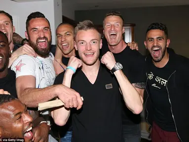 Pemain Leicester yang menyaksikan laga Chelsea kontra Tottenham di kediaman Jamie Vardy langsung bersorak gembira begitu peluit tanda laga usai berbunyi. (2/5/2016). (Dailymail.co.uk)