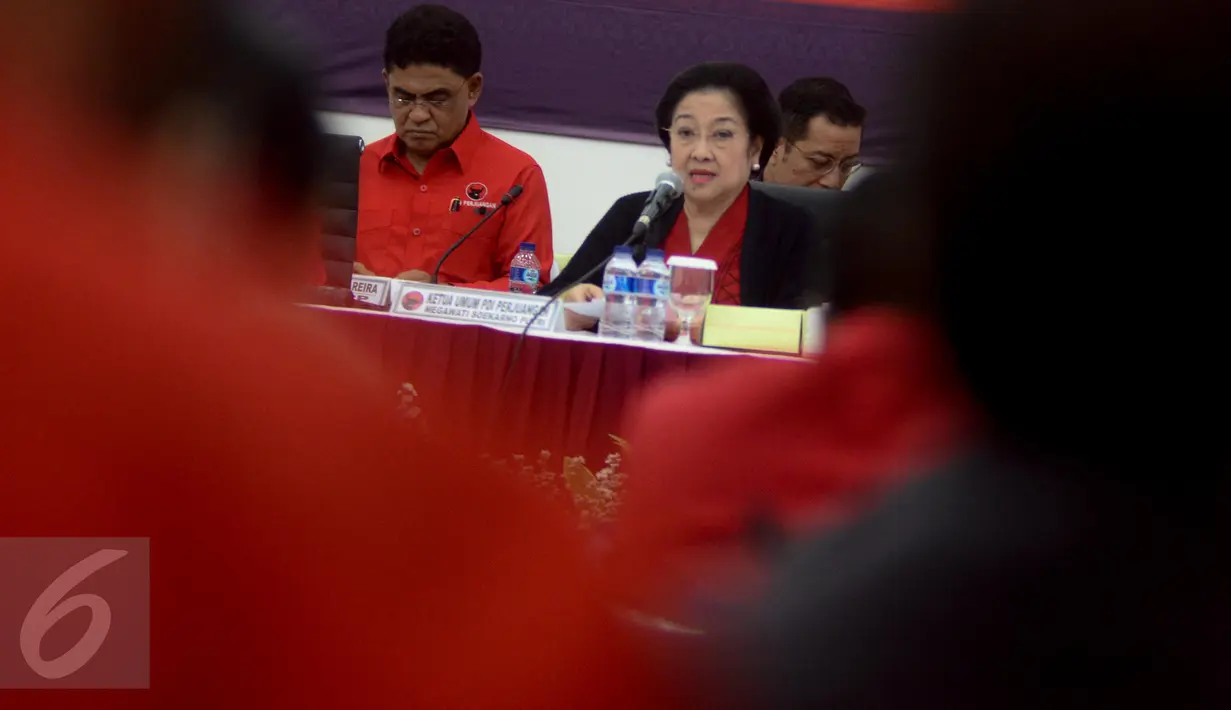 Megawati Soekarnoputri saat menghadiri Rakornas PDI Perjuangan di Menteng, Jakarta, Selasa (21/2). Rakornar tersebut juga membahas terkait Pilkada Gubernur dan Wakil Gubernur DKI Jakarta yang akan memasuki putaran kedua. (Liputan6.com/Faizal Fanani)