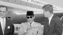 Presiden Republik Indonesia Sukarno dan Presiden Amerika John Kennedy berbincang ketika tiba di Pangkalan Angkatan Udara Andrews, Washington, 24 April 1961. (AP Photo)