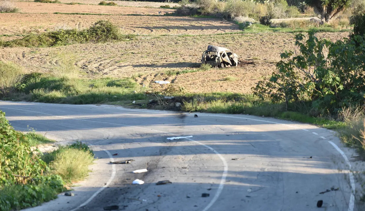 Bangkai mobil jurnalis investigasi, Daphne Caruana Galizia, tergeletak di pinggir jalan kota Mosta, Malta, Senin (16/10). Selama karirnya, Galizia menyelidiki dugaan korupsi yang melibatkan beberapa politisi dan pejabat tinggi Malta. (AP/Rene Rossignaud)