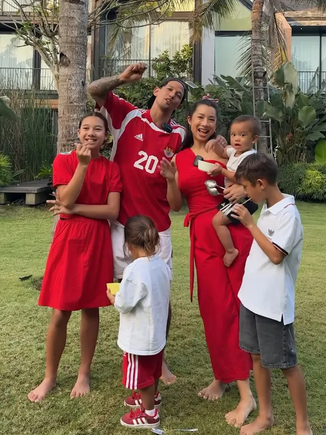 Keluarga  Jennifer Bachdim  saat Hari Kemerdekaan