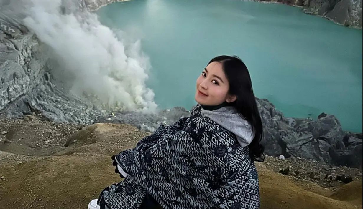 Melalui akun Instagram, Natasha Wilona tampak membagikan momen liburannya di Kawah Ijen. Unggahan Natasha Wilona pun langsung mencuri perhatian netizen. (Liputan6.com/IG/@natashawilona12)