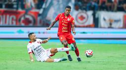 Pemain Persija Jakarta, Alan Cardoso, berusaha melewati pemain Bali United, Mirza Mustafic, dalam lanjutan BRI Super League 2025/2026 di Jakarta International Stadium (JIS), Minggu (14/9/2025) malam WIB. (Bola.com/M Iqbal Ichsan)
