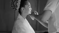 Menilik Detail Model Bridal Robe Luna Maya, Elegan Penuh Makna Filosofis