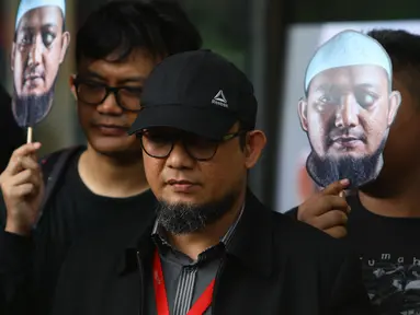 Novel Baswedan bersama Wadah Pegawai (WP) KPK memperingati 500 hari penyerangan terhadap dirinya di depan Gedung KPK, Jakarta, Kamis (1/11). Penyidik senior KPK itu diserang dengan air keras pada 500 hari lalu. (Merdeka.com/Dwi Narwoko)