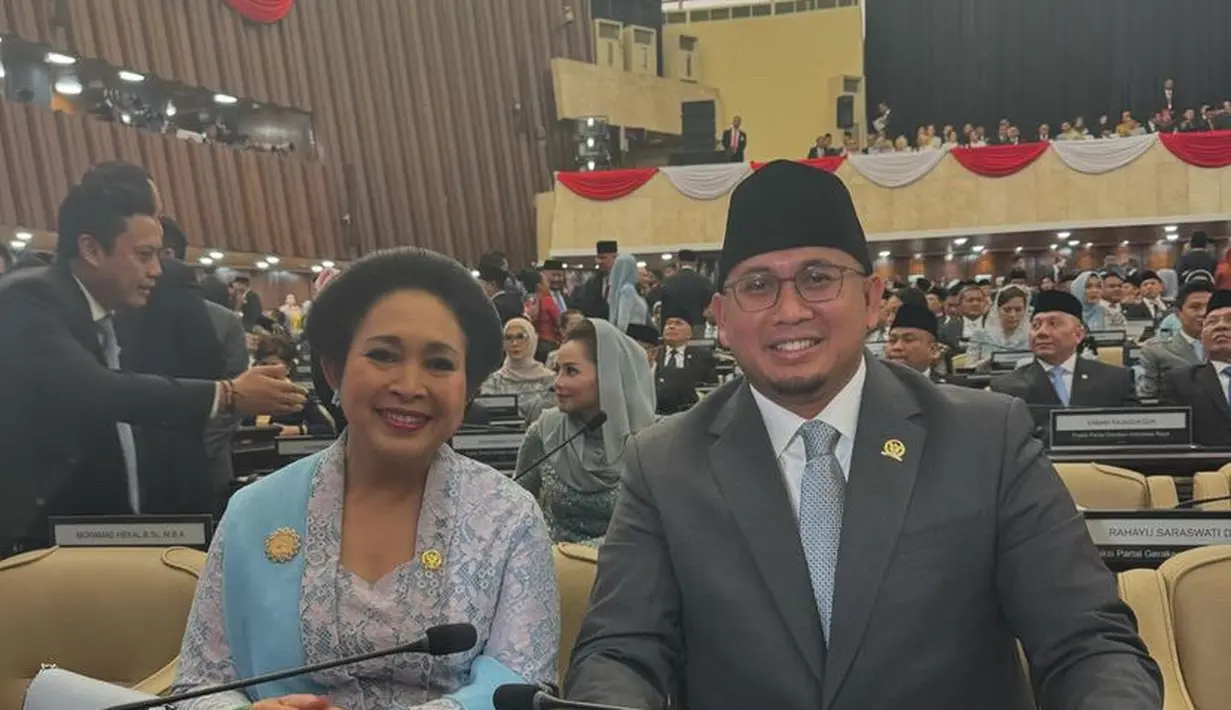 Titiek memilih mengenakan kebaya baby blue brokat dipadukan selendang warna senada dengan hiasan bros keemasannya. Serta anting-anting motif bunga biru. [@andre_rosiade]