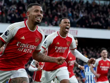 Pemain Arsenal Gabriel Jesus (kiri) melakukan selebrasi usai mencetak gol ke gawang Brighton dan Hove Albion pada pertandingan sepak bola Liga Inggris di Emirates Stadium, London, Inggris, Minggu (17/12/2023). Arsenal memetik kemenangan 2-0 setelah sebelumnya selalu tumbang pada tiga pertemuan di kandang sendiri. (AP Photo/Ian Walton)