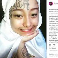 Memutuskan untuk berhijab, cerita hijrah mantan anak punk yang memiliki tato di jidatnya ini kini menjadi viral. (Foto: Instagram @iskarandy)