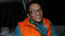 Usai diperiksa KPK, Ricky Tampinongkol hanya menebar senyum kepada wartawan, Jakarta, Rabu (2/12/2015). Ricky Tampinongkol adalah satu dari 8 orang yang tertangkap OTT oleh penyidik KPK di kawasan Serpong. (Liputan6.com/Helmi Afandi)