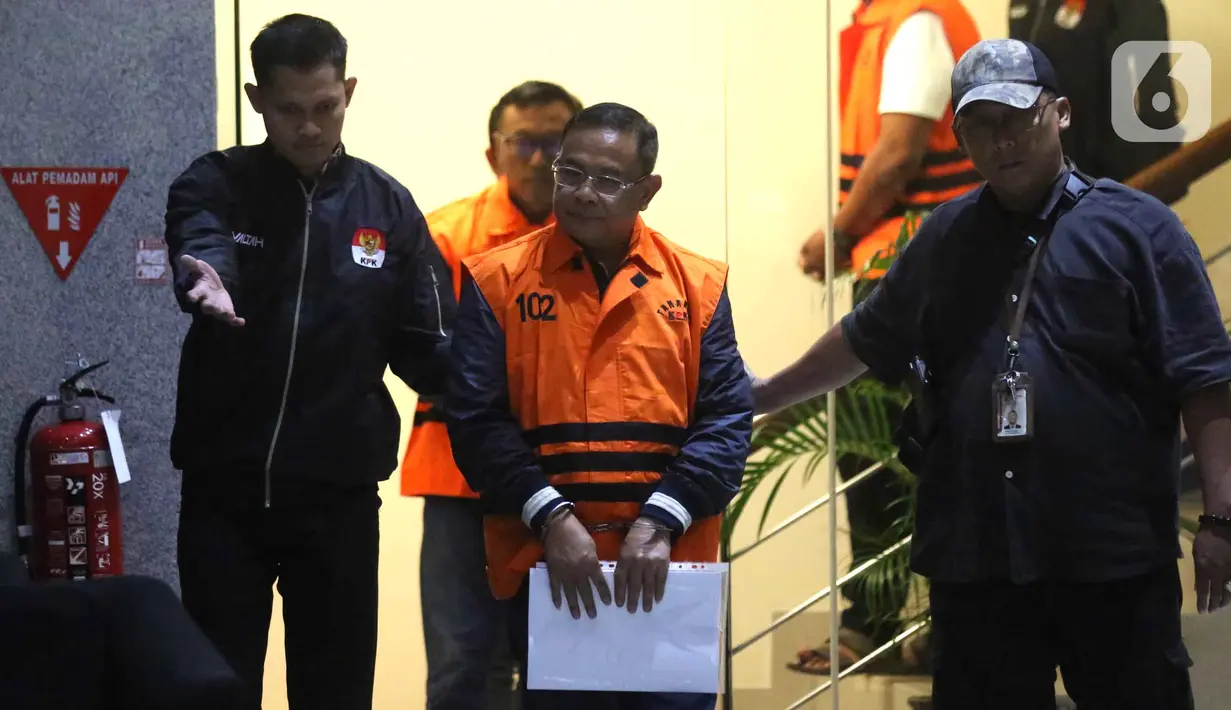 Setelah dilakukan pemeriksaan intensif selama 1x24 jam, KPK menetapkan empat orang tersangka termasuk Bupati Pati Sudewo. Tampak dalam foto, Bupati Pati, Sudewo (tengah) dikawal petugas usai menjalani pemeriksaan intensif di Gedung Merah Putih Komisi Pemberantasan Korupsi (KPK), Jakarta, Selasa (20/1/2026). (Liputan6.com/Helmi Fithriansyah)