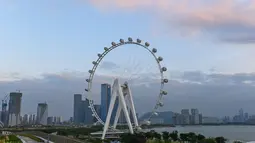 Sebuah kincir ria yang tengah dibangun di taman budaya pesisir Baoan di Shenzhen, Provinsi Guangdong, China selatan (6/10/2020). Kincir ria setinggi 128 meter tersebut saat ini sedang dalam tahap pembangunan. (Xinhua/Liu Dawei)
