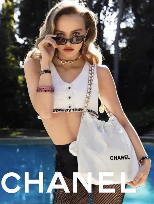 <p>Karl Lagerfeld melirik Lily Rose Depp untuk menjadi model&nbsp;Chanel hingga saat ini. Terbaru ia pun memamerkan tas terbaru dari Chanel, dengan mengenakan croptop putih dan bawahan hitam. @lilyrose_depp</p>