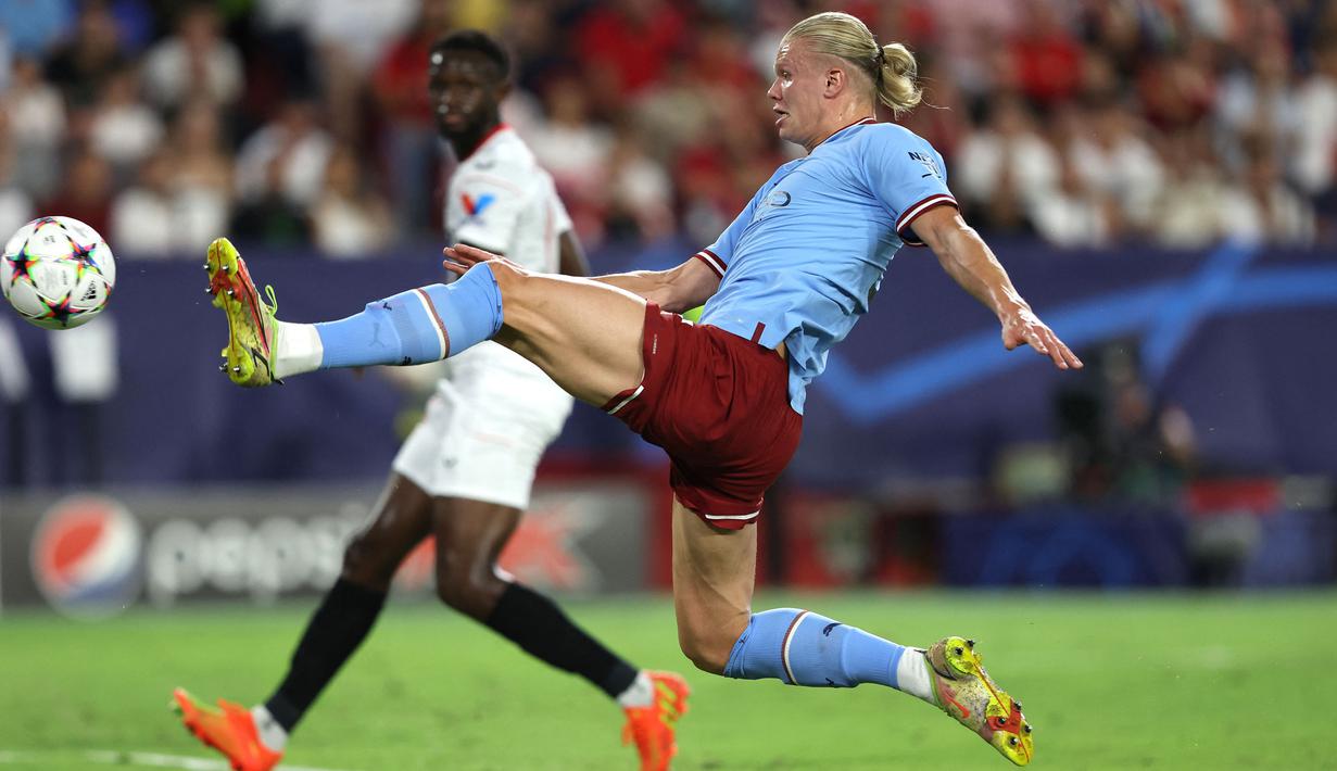 Erling Haaland kini tercatat sebagai pemain Manchester City pertama yang mampu mencetak gol pada laga debutnya di segala ajang. Sebelum menorehkan catatan tersebut di Liga Champions, Haaland telah melakukannya saat melawan West Ham di Liga Inggris. (AFP/Thomas Coex)