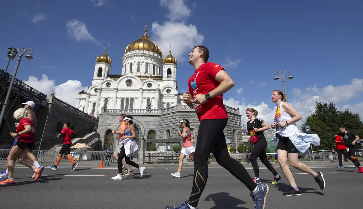 Para pelari berkompetisi dalam Moscow Half Marathon di Moskow, Rusia (2/8/2020). Lebih dari 9.500 pelari mengikuti Moscow Half Marathon dengan menerapkan protokol kesehatan saat pandemi Covid-19. (Xinhua/Alexander Zemlianichenko Jr)