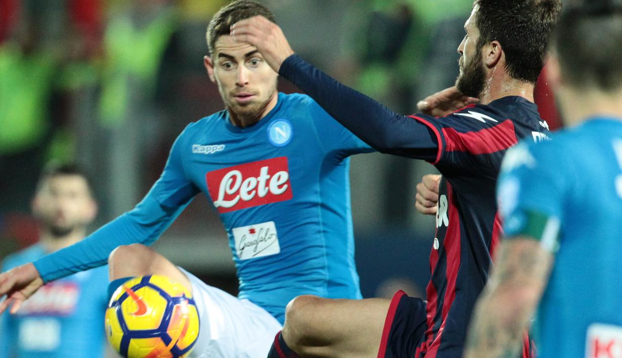 Gelandang Napoli, Jorginho, berusaha melewati gelandang Crotone, Andrea Barberis, pada laga Serie A Italia di Stadion Ezio Scida, Crotone, Jumat (29/12/2017). Crotone kalah 0-1 dari Napoli. (AFP/Carlo Hermann)
