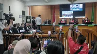 Suasana sidang PK Saka Tatal di Pengadikan Negeri Cirebon. Foto (Liputan6.com / Panji Prayitno)