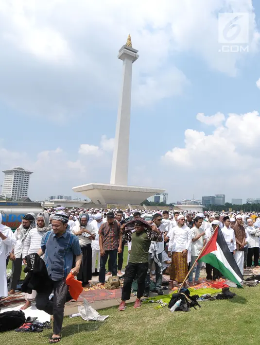 Umat muslim bersiap melaksanakan salat Jumat saat aksi di Lapangan Monumen Nasional, Jakarta, Jumat (11/5). Aksi ini untuk menyoroti konflik Palestina dan Israel pada perebutan bangunan suci atau Baitul Maqdis. (Liputan6.com/Helmi Fithriansyah)