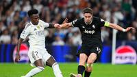 Vinicius Junior (Real Madrid) menekan Kenan Yildiz (Juventus) dalam laga Liga Champions di Madrid, Spanyol, 23 Oktober 2025. (AP Photo/Manu Fernandez)