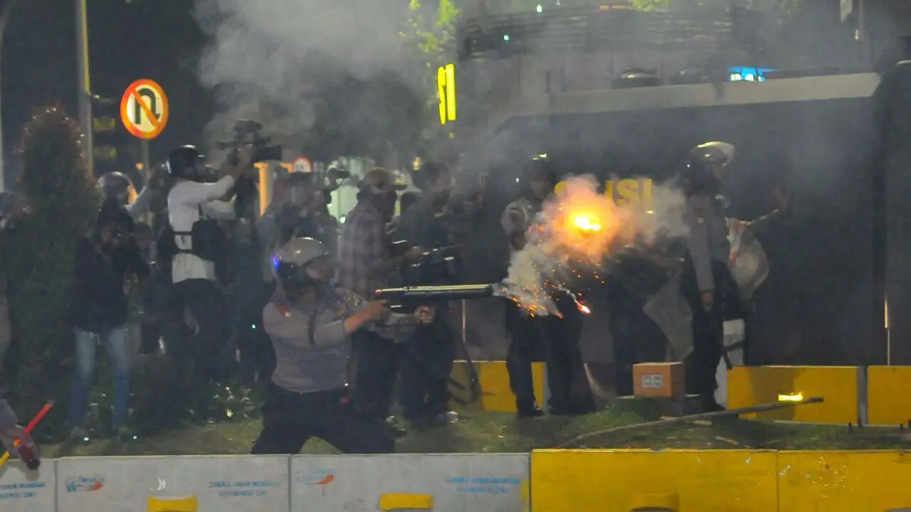 Bentrok massa-polisi di depan Istana Merdeka