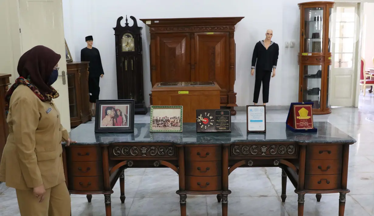 Ibu Endang dari Unit Pengelola Gedung Pertunjukan dan Seni Budaya (UP-GPSB) Dinas Pariwisata dan Budaya Pemprov DKI Jakarta menunjukkan beberapa koleksi peninggalan seniman betawi, Benyamin Suaeb di Gedung Taman Benyamin Suaeb, Jakarta, Selasa (23/6/2020). (Liputan6.com/Helmi Fithriansyah)