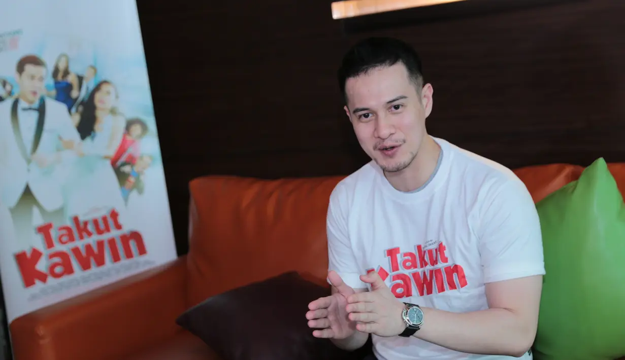 "Scene yang sama Denny Chandra itu tuh sebentar, tapi take-nya dari jam 6 sore sampai jam 6 pagi. Karena kang Denny kalau di take agak-agak lupa-lupa ingat, jadi kita harus pancing dia dengan latihan," terangnya. (Adrian Putra/Bintang.com)