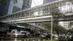 Kendaraan melintas di bawah jembatan penyeberangan orang (JPO) dekat Unika Atma Jaya, Jakarta, Rabu (13/11/2019). Kepala Dinas Bina Marga DKI Jakarta Hari Nugroho mengatakan atap JPO dekat Unika Atma Jaya dan Hotel Le Meridien di Jalan Jenderal Sudirman akan dicopot. (Liputan6.com/Faizal Fanani)