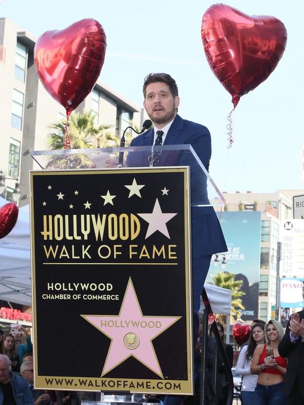 Michael Buble berpidato saat pemberian Hollywood Walk Of Fame miliknya di Hollywood, California (16/11). Michael Buble berikan pidato sambil menangis di hadapan penggemarnya di acara tersebut. (AFP Photo/David Livingston)