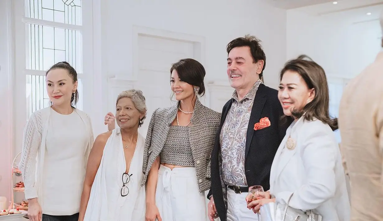 Penampilan Farah Quinn sukses mencuri perhatian netizen. [Instagram/farahquinnofficial].