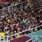 Penonton memadati bangku stadion menyaksikan laga ketiga Grup C Piala Dunia U-17 2023 antara Timnas Inggris U-17 menghadapi Timnas Brasil U-17 di Jakarta International Stadium, Jakarta Utara, Jumat (17/11/2023). (Bola.com/Ikhwan Yanuar)