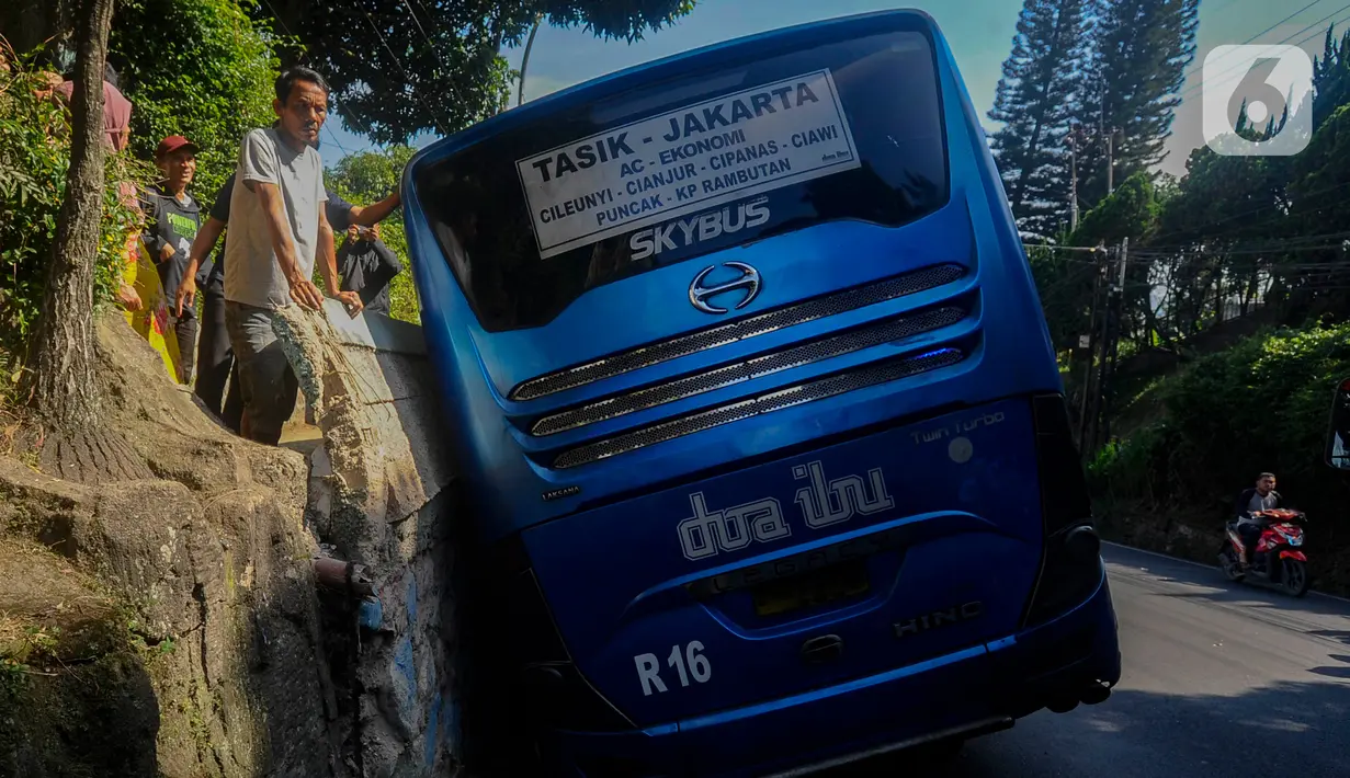 Bus AKAP trayek Tasikmalaya-Jakarta yang mengalami kecelakaan menabrak tembok pembatas jalan di kawasan Cisarua, Bogor, Rabu (28/6/2023). (merdeka.com/Arie Basuki)