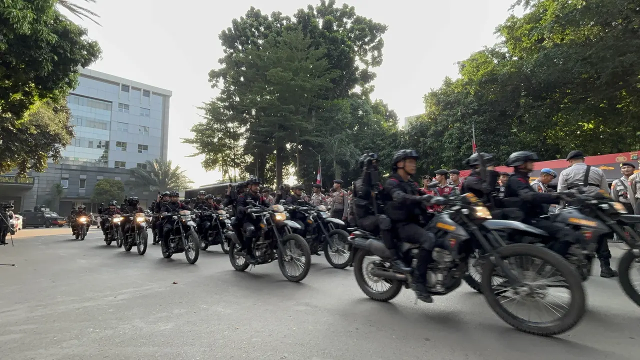 Polda Metro Jaya bersama TNI menggelar patroli skala besar di sekitar kawasan Jakarta, Senin (1/9/2025) (Liputan6.com/Ady Anugrahadi)