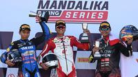 Herjun Atna Firdaus (tengah) saat naik podium teratas ajang MRS 2025 hari Minggu (17/08/2025). (PT Astra Honda Motor)