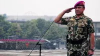 KSAL  Laksamana Ade Supandi saat mengikuti upacara penganugerahan di Cilandak, Jakarta Selatan, Kamis (2/4/2015). Ade Supandi mendapat gelar Warga Kehormatan Korps Marinir. (Liputan6.com/Yoppy Renato)
