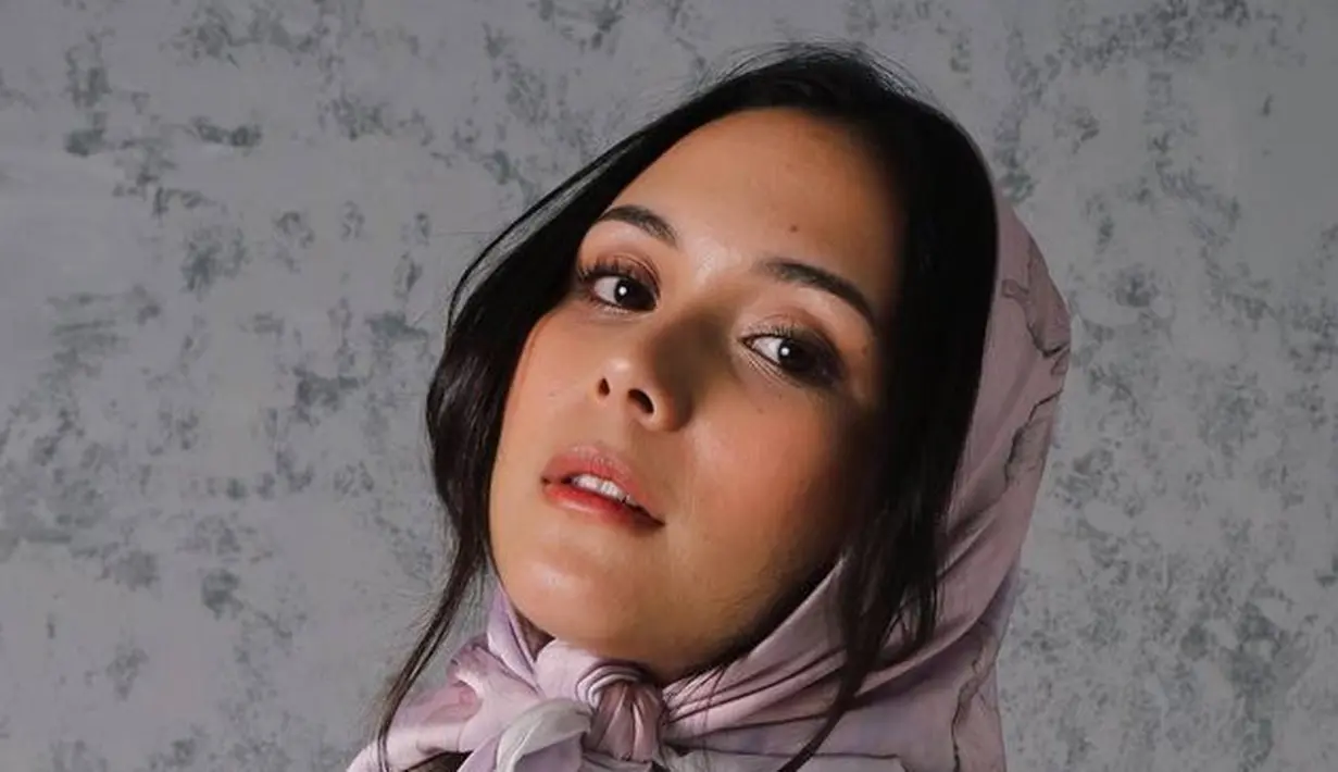 Syal selalu sukses menjadi fashion item penambah gaya yang bisa dikreasikan dengan ragam model.  (Liputan6.com/IG/@gretairn)