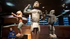 Pengunjung melihat sejumlah patung Kerajaan Dahomey di Museum Quai Branly, Paris, Prancis, Jumat (23/11). (AP Photo/Michel Euler)