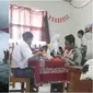 Kelakuan nyeleneh siswa di dalam kelas (Sumber: 1cak.com)