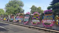 Karangan bunga membanjiri kawasan Pura Mangkunegaraan Kota Solo Jawa Tengah, Minggu (11/12/2022). (Dok. Liputan6.com/Lizsa Egeham)