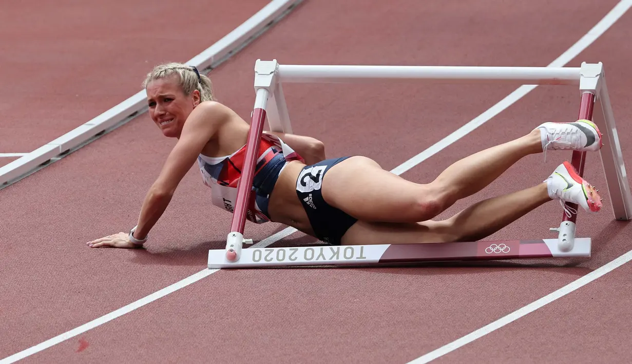 Atlet asal Inggris Jessie Knight mengalami insiden ketika menambak rintangan gawang dalam cabang atletik nomor lari gawang 400m putri. Kejadian itu bermula ketika Knight tersandung pada rintangan pertama sehingga membuatnya goyah dan menabrak rintangan gawang berikutnya. (Foto: AFP/Guiseppe Cacace)