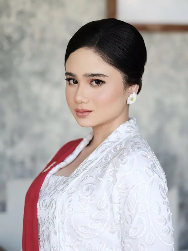 Potret Kebaya Merah Putih Tissa Biani