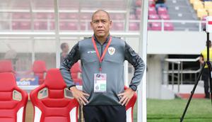 Pelatih Timnas Indonesia U-16, Nova Arianto, saat melawan Vietnam pada laga perebutan tempat ketiga Piala AFF U-16 2024 di Stadion Manahan, Solo, Jawa Tengah, Rabu (7/3/2024). (Bola.com/Abdul Aziz)