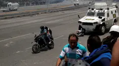 Seorang pengunjuk rasa pendukung oposisi, Luis Alejandro (26) terjatuh saat ditabrak kendaraan taktis Garda Nasional Venezuela di luar pangkalan militer 'La Carlota' di Caracas, Venezuela (30/4/2019). Luis ditabrak oleh tentara yang menghalau aksi demonstrasi tersebut. (Reuters/Ueslei Marcelino)