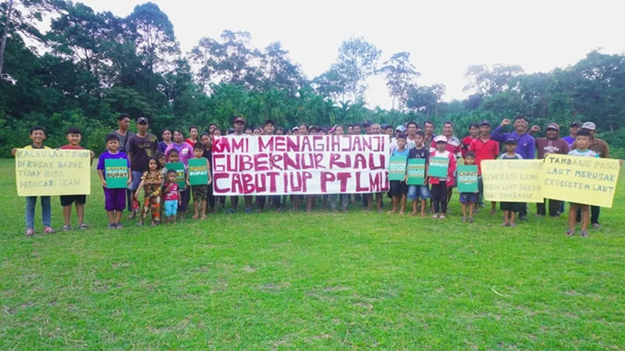 Unjuk rasa masyarakat dan nelayan tradisional di Pulau Rupat yang menuntut pencabutan izin penambangan pasir laut PT Logo Mas Utama beberapa waktu lalu.