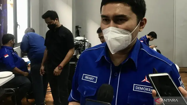 Koordinator Juru Bicara DPP Partai Demokrat Herzaky Mahendra Putra memberi keterangan kepada media saat ditemui di Kantor DPP Partai   Demokrat, di Jakarta, Senin (28/3/2022). ANTARA/Genta Tenri Mawangi